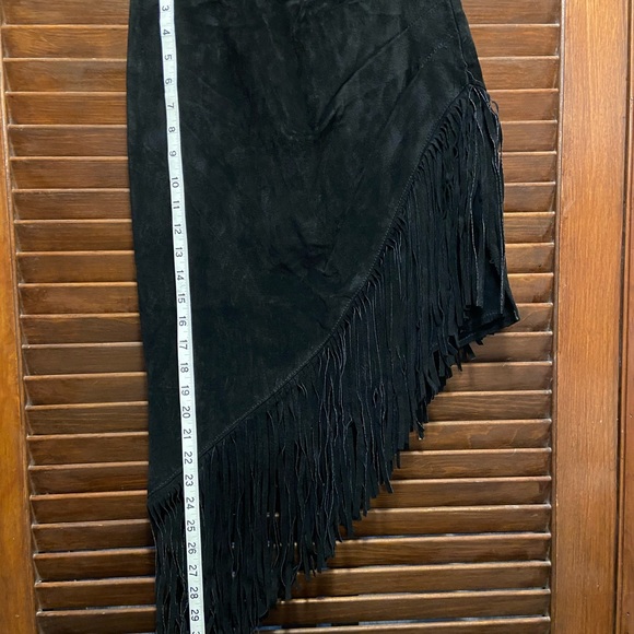 Black Suede Skirt w fringe, fully lined, 26 inch waist.Made in 🇺🇸 Boho/Cowgirl - Picture 2 of 11